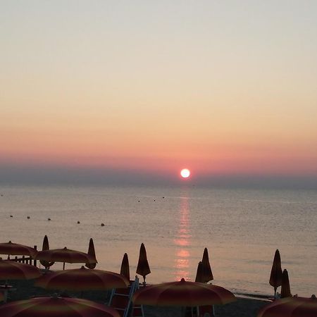 Blumen Bad Beach Apartment Metaponto Exterior photo